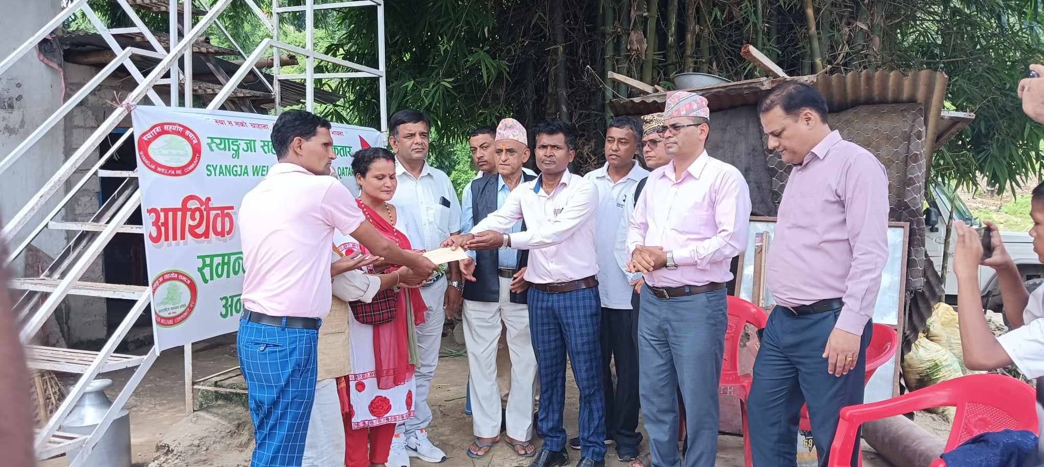 स्याङ्गजा सहयोग समाज कतारले गर्यो दुई परिवारलाई आर्थिक सहयोग
