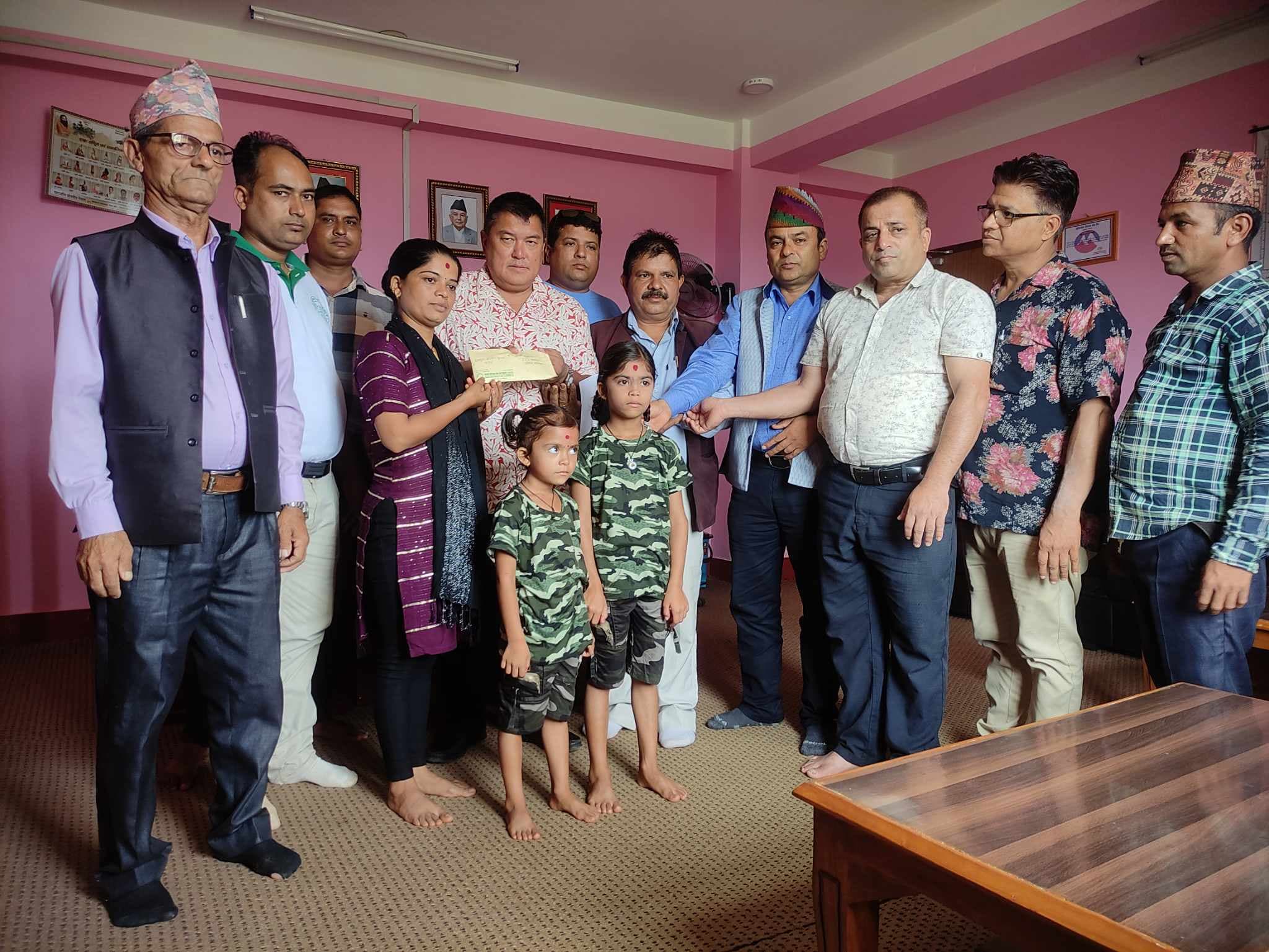 स्याङ्गजा सहयोग समाज कतारले गर्यो मृतक परिवारलाई सहयोग रकम हस्तान्तरण