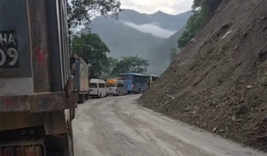 पृथ्वी राजमार्ग एकतर्फी सञ्चालनमा, बैरेनीमा लेदो पन्छाउने काम जारी