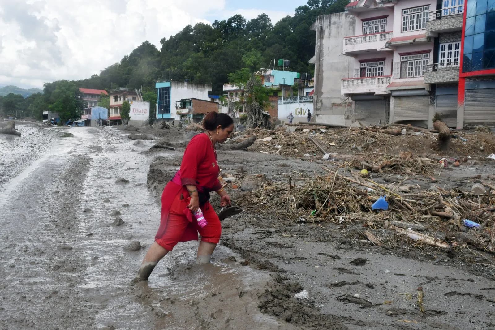 बाढीपीडितको उद्धार र राहतका लागि निर्माण व्यवसायी महासङ्घद्वारा सवारीसाधन माग