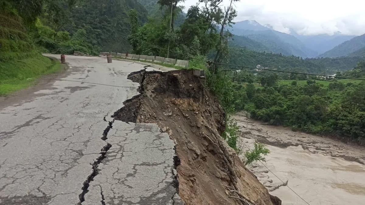 कृष्ण भीरमा पृथ्वी राजमार्गको करिब १०० मिटर भाग धसियो, वैकल्पिक मार्ग खोजिँदै